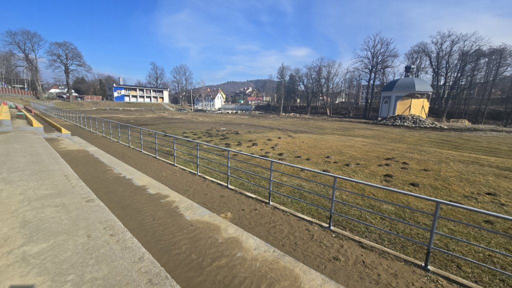Odbudowa "z plusem" po powodzi. Nowa pływalnia i remont stadionu w Stroniu Śląskim, zyska także Kłodzko i okolice – Remont stadionu i nową pływalnię zapowiedziano w Stroniu Śląskim. Fot. Jarosław Wrona