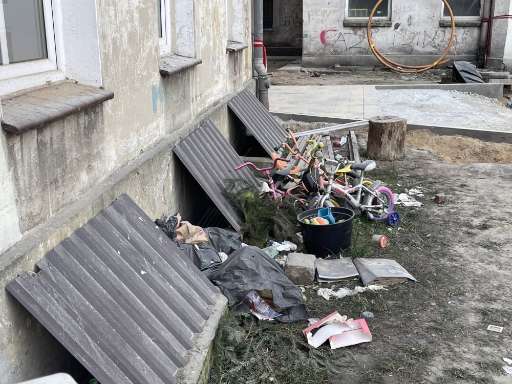 "Nasza ulica nie jest śmietniskiem". Kto zanieczyszcza remontowane podwórko przy ul. Kleczkowskiej? – Przy ul. Kleczkowskiej we Wrocławiu pojawił się problem ze śmieciami, które mieszkańcy zostawiają na własnym podwórku. Fot: Dawid Dettlaff/ Radio Wrocław