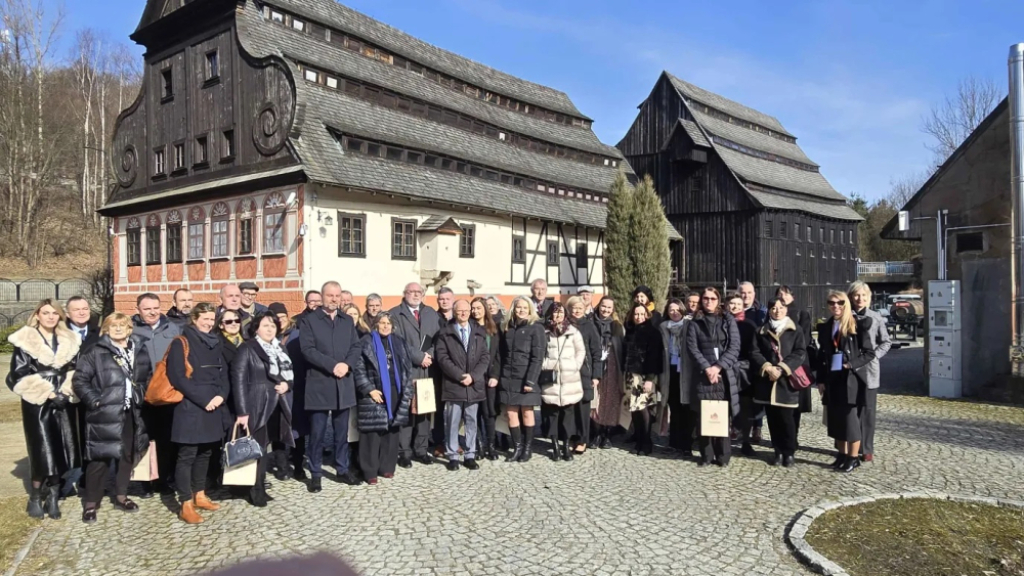 Duszniki-Zdrój: Muzeum Papiernictwa chce być na liście światowego dziedzictwa UNESCO. Podpisano porozumienie – Przedstawiciele 6 młynów papierniczych zadeklarowali współpracę przy przygotowaniach do wpisu na listę światowego dziedzictwa UNESCO. Fot. Jarosław Wrona