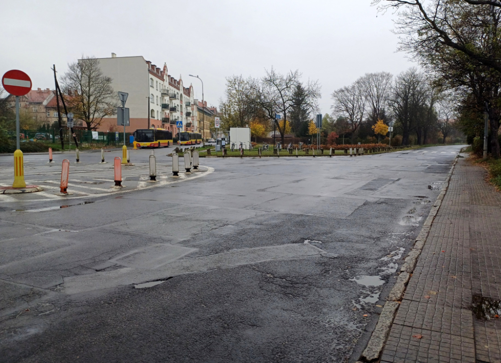 Kolejny etap remontu nawierzchni na ul. Mościckiego we Wrocławiu. Miasto wprowadza ruch wahadłowy – Rozpoczyna się drugi etap remontu ul. Mościckiego we Wrocławiu. Fot: ZDiUM Wrocław