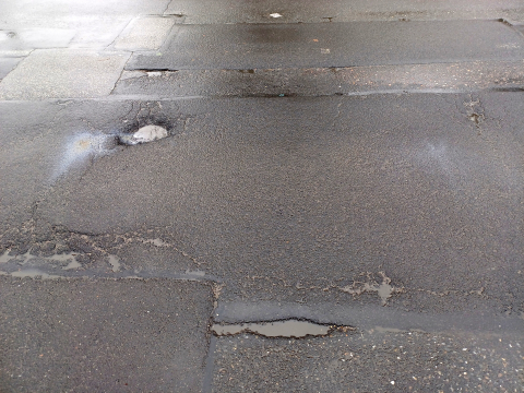 Kolejny etap remontu nawierzchni na ul. Mościckiego we Wrocławiu. Miasto wprowadza ruch wahadłowy - 1