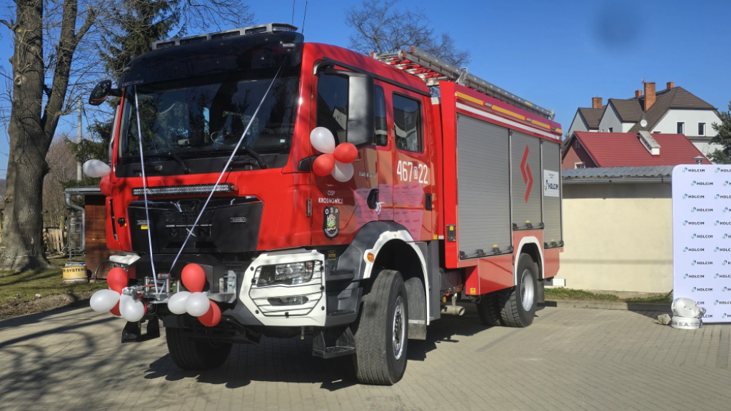 "To dar wdzięczności". Strażacy OSP Krosnowice otrzymali nowy pojazd ratowniczy. Kosztował 1,3 mln zł – Średni pojazd ratowniczo-gaśniczy trafił do strażaków OSP Krosnowice. Fot: Jarosław Wrona / Radio Wrocław