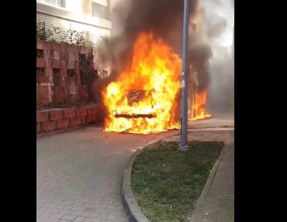 Pożar busa we Wrocławiu! Cały samochód stanął w ogniu, bardzo blisko budynków mieszkalnych [WIDEO] - Do pożaru busa doszło na ul. Trawowej we Wrocławiu. Fot: Kąty Wrocławskie na sygnale/ czytelnik P.
