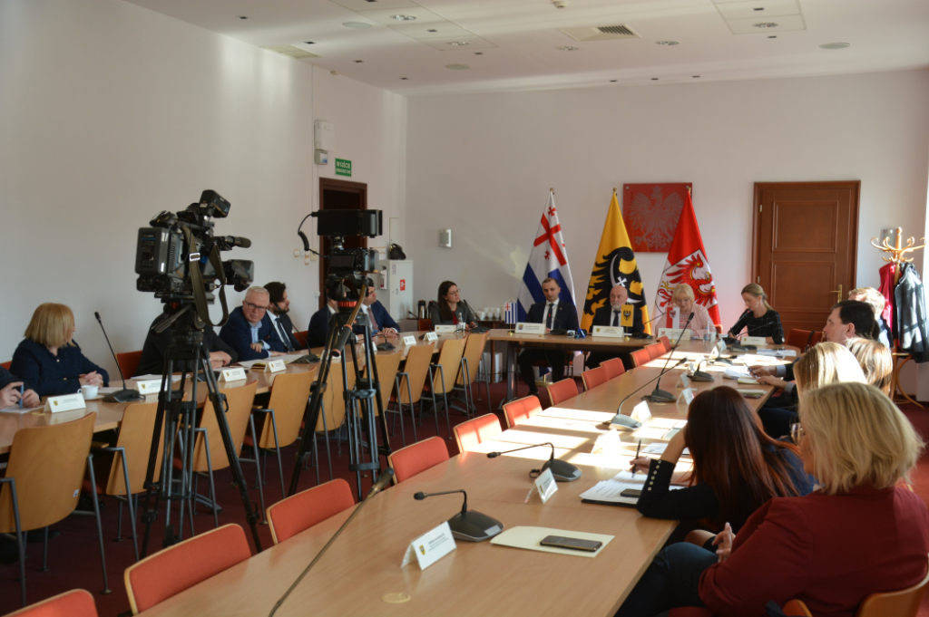 Odmienne tradycje, wspólne ambicje. Przedstawiciele Brandenburgii i Adżarii we Wrocławiu – Trójstronne spotkanie prezydiów parlamentów regionalnych Dolnego Śląska, Adżarii i Brandenburgii. Fot. Biuro Prasowe UMWD