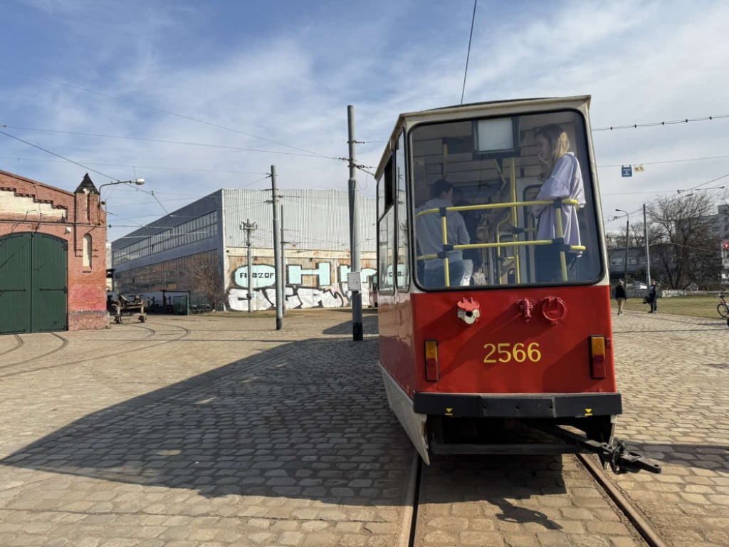 50 lat tramwajów Konstal 105N – jubileusz na wrocławskich torach – Tramwaj Konstal 105N przejechał po wrocławskich torach. Fot. M. Florczyk