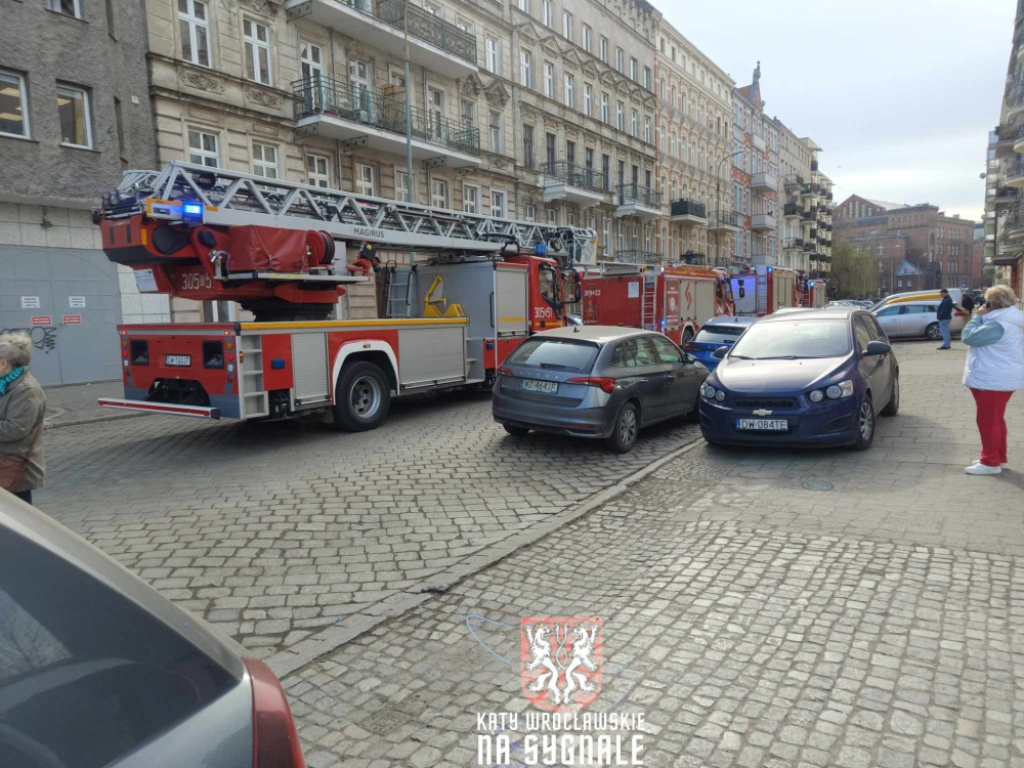 Pożar w okolicy Placu Grunwaldzkiego. Paliły się gazety w pracowni MDK-u – Interwencja straży pożarnej na ulicy Mikołaja Reja. Fot. Kąty Wrocławskie na sygnale (Facebook)