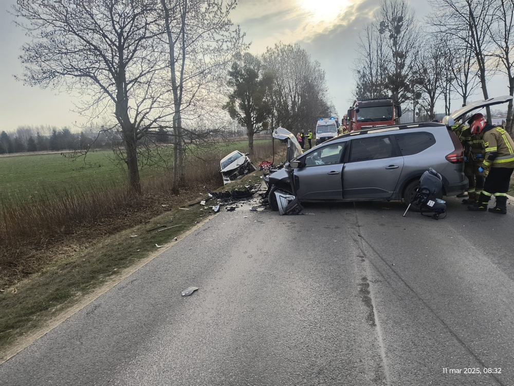 Poważny wypadek samochodowy w Miłoszycach. Trzy osoby poszkodowane, w tym jedno dziecko – Do wypadku doszło na ul. Wrocławskiej w Miłoszycach. Fot: KP PSP Oława