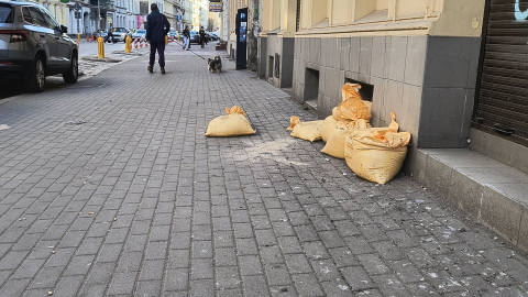 Worki z piaskiem wciąż zalegają we Wrocławiu. Kto powinien je posprzątać? - 0