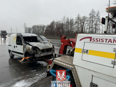 Pożar pojazdu na Wschodniej Obwodnicy Wrocławia. Z silnika niewiele zostało [ZDJĘCIA] - 1