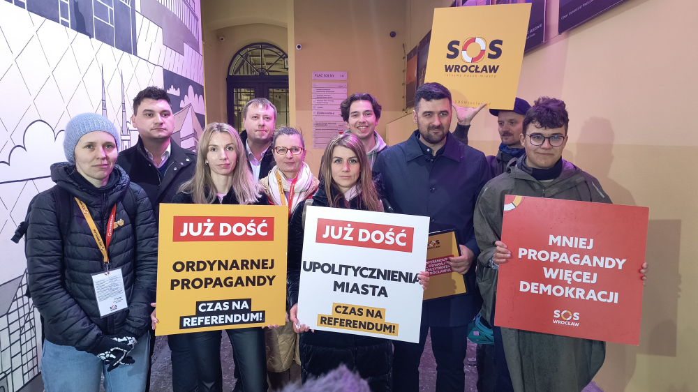Uhle o portalu wroclaw.pl: "Propaganda we Wrocławiu jest faktem". Daszkowski: "J.Sutryk wolności mediów uczył się od Urbana" - Przedstawiciele stowarzyszenia SOS Wrocław. Fot: Piotr Kaźmierczak/ Radio Wrocław