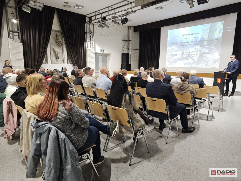 Zarządcy budynków wielorodzinnych apelują o wsparcie po powodzi. Spółdzielnie nie są objęte pomocą – W Stroniu Śląskim odbyło się ważne spotkanie. Fot: Bartosz Szarafin/ Radio Wrocław