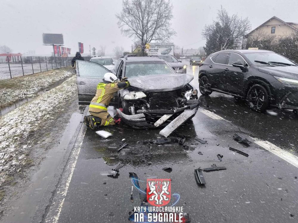 Śnieg zaskoczył kierowców we Wrocławiu. Ogromne korki, wypadki na drogach i niedziałająca sygnalizacja – Do jednego z wypadków doszło w gminie Kąty Wrocławskie po godzinie 15:00. Fot: Kąty Wrocławskie na sygnale (Paweł Bielawski, Pomoc Drogowa)