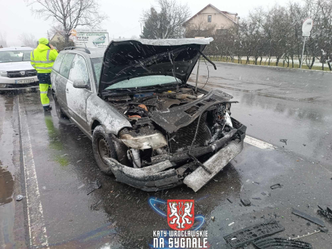 Śnieg zaskoczył kierowców we Wrocławiu. Ogromne korki, wypadki na drogach i niedziałająca sygnalizacja - 0