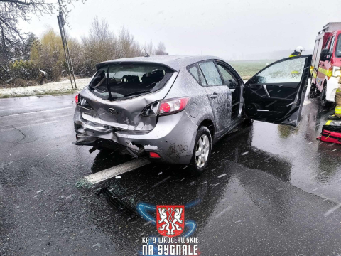 Śnieg zaskoczył kierowców we Wrocławiu. Ogromne korki, wypadki na drogach i niedziałająca sygnalizacja - 1