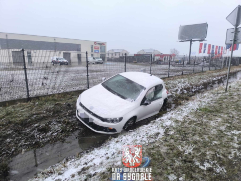 Śnieg zaskoczył kierowców we Wrocławiu. Ogromne korki, wypadki na drogach i niedziałająca sygnalizacja - 2