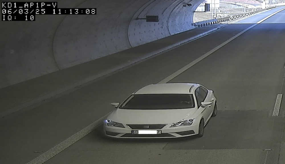 Kierowca białego seata z tunelu na S3 poszukiwany. "Nie chodzi o mandat" - Kierowca białego seata ze zdjęcia jest poszukiwany przez wrocławski oddział GDDKiA. Fot. GDDKiA Wrocław (X)