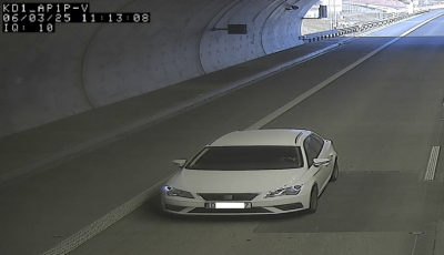 Kierowca białego seata z tunelu na S3 poszukiwany. "Nie chodzi o mandat"