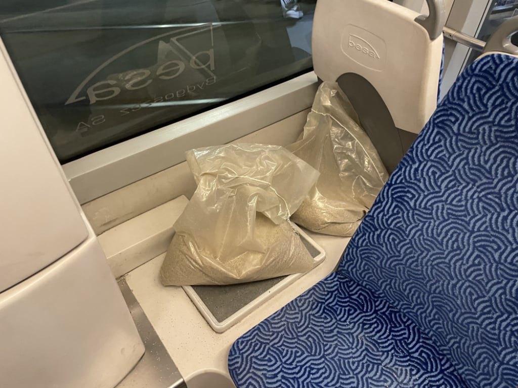 Rzecznik MPK przyznaje: "To jest nasz błąd". Chodzi o tajemnicze worki z piaskiem we wrocławskich tramwajach – We wrocławskich tramwajach znalazły się tajemnicze worki z piaskiem. Do czego służą? Fot: Dawid Dettlaff/ Radio Wrocław