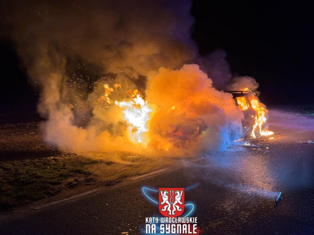 Pożar samochodu osobowego w gminie Sobótka. Pojazd doszczętnie spłonął, dwa zastępy straży w akcji – Do pożaru doszło w poniedziałek, 17 marca. Fot: Kąty Wrocławskie na sygnale (OSP w Sobótce, OSP KSRG Pustków Wilczkowski)