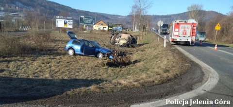 Poważny wypadek na DK 3 w Piechowicach! Dwie osoby poszkodowane, samochody są doszczętnie zniszczone - 3