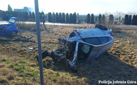 Poważny wypadek na DK 3 w Piechowicach! Dwie osoby poszkodowane, samochody są doszczętnie zniszczone - 4