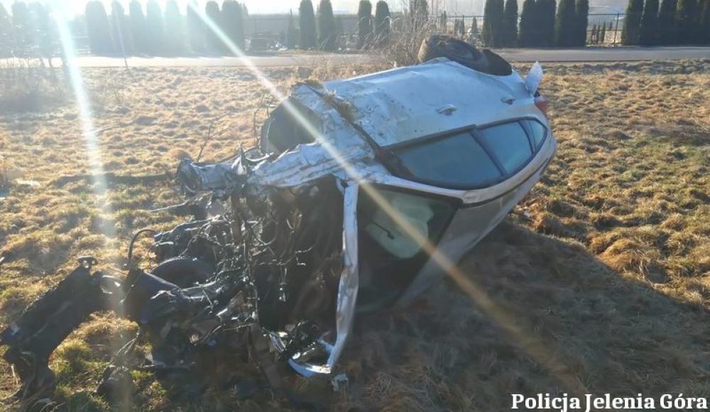 Poważny wypadek na DK 3 w Piechowicach! Dwie osoby poszkodowane, samochody są doszczętnie zniszczone – Do wypadku doszło środę, 19 marca. Dwie osoby zostały poszkodowane. Fot: KMP Jelenia Góra