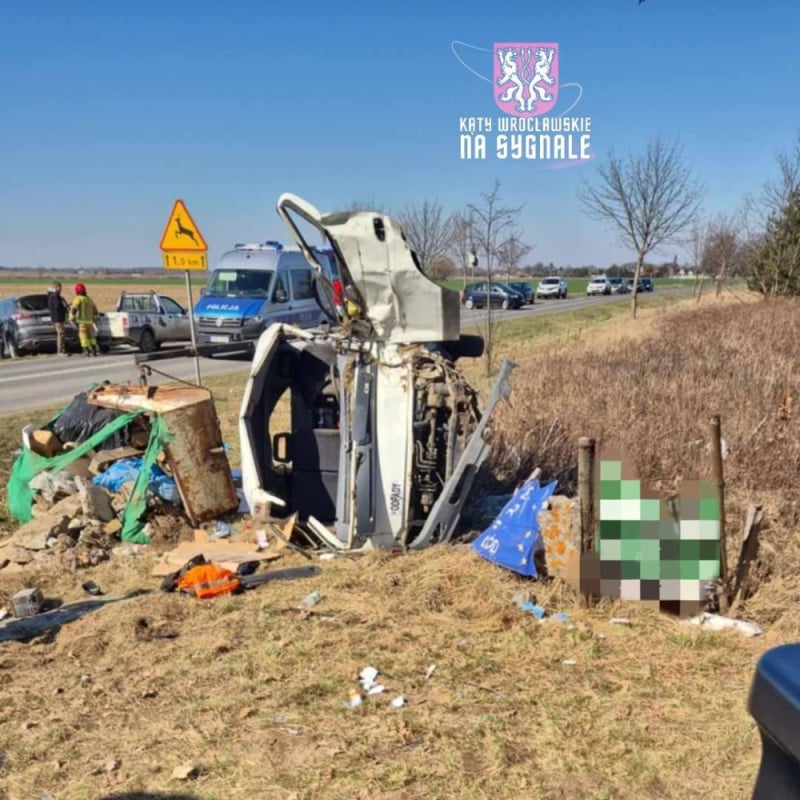 Groźny wypadek w gminie Czernica. Dwie osoby poszkodowane, jeden z samochodów jest kompletnie zniszczony - Do bardzo groźnego wypadku doszło w gminie Czernica. Fot: Kąty Wrocławskie na sygnale (foto: OSP Chrząstawa Wielka, czytelnik P.)