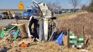 Groźny wypadek w gminie Czernica. Dwie osoby poszkodowane, jeden z samochod&oacute;w jest kompletnie zniszczony