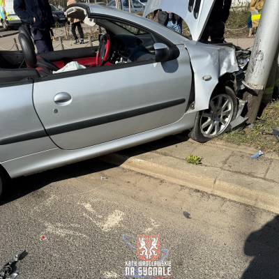 Kabriolet uderzył w latarnię. Groźne zderzenie we Wrocławiu [ZDJĘCIA] - 0