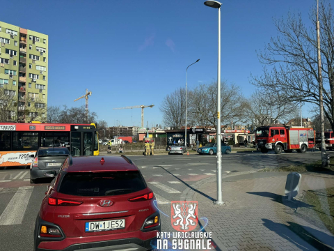 Kabriolet uderzył w latarnię. Groźne zderzenie we Wrocławiu [ZDJĘCIA] - 1