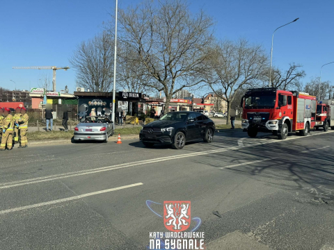 Kabriolet uderzył w latarnię. Groźne zderzenie we Wrocławiu [ZDJĘCIA] - 2