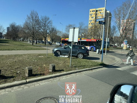 Kabriolet uderzył w latarnię. Groźne zderzenie we Wrocławiu [ZDJĘCIA] - 3