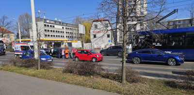 Kolejny wypadek na ul. Krakowskiej. Zderzenie dw&oacute;ch samochod&oacute;w, trzy osoby pod opieką ratownik&oacute;w