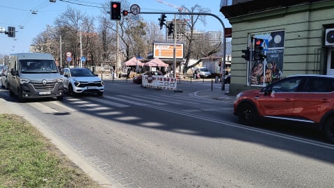 Był obiektem drwin wrocławian. Kiedy zniknie słupek ostrzegawczy ze skrzyżowania Komuny Paryskiej i Pułaskiego? - 1