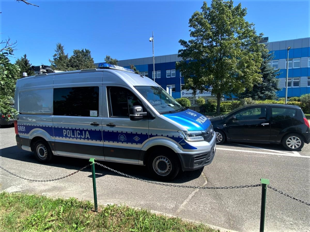 31-latek trafił na legnicki SOR, pobił dziewięć osób. Tłumaczy, że zrobił to bo... bał się medyków - Dopiero interweniujący policjanci zatrzymali pobudzonego 31-latka, który pobił dziewięć osób. Fot: KMP Legnica