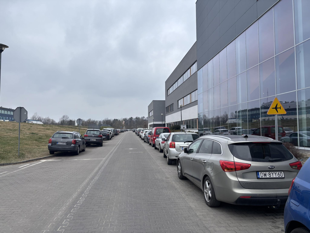 Koniec z zastawianiem drogi do SOR-u. Policja zacznie kontrolować kierowców - Blokowanie karetek pod SOR-em. Policja zapowiada kontrole/ fot. fot. archiwum Radio Wrocław