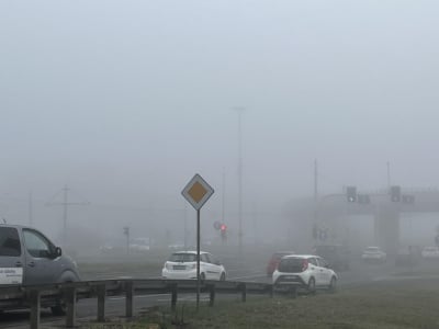 Gęsta mgła nad Dolnym Śląskiem. Kierowcy, zachowajcie ostrożność!