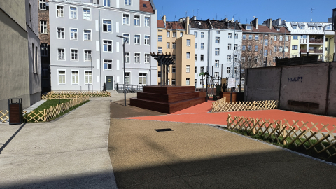 Remont tego podwórka na Przedmieściu Oławskim kosztował prawie 4 mln zł. Zobaczcie, jakie są efekty prac! - 0
