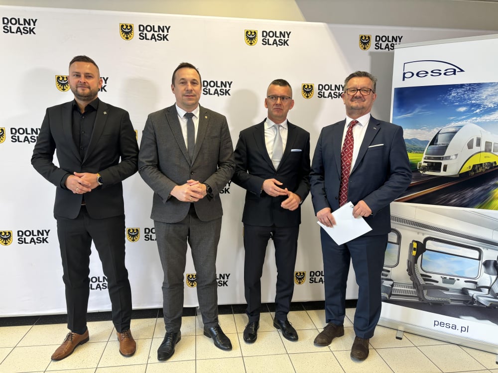 Kosztują prawie 300 milionów złotych, mają silniki Rolls Royce'a. Koleje Dolnośląskie kupią dziesięć nowych pociągów - W środę, 26 marca podpisano umowę wartą 300 milionów złotych. Fot: Joanna Jaros/ Radio Wrocław