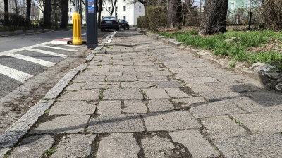 Nieremontowane od dziesięcioleci. Chodniki na Tarnogaju są w katastrofalnym stanie