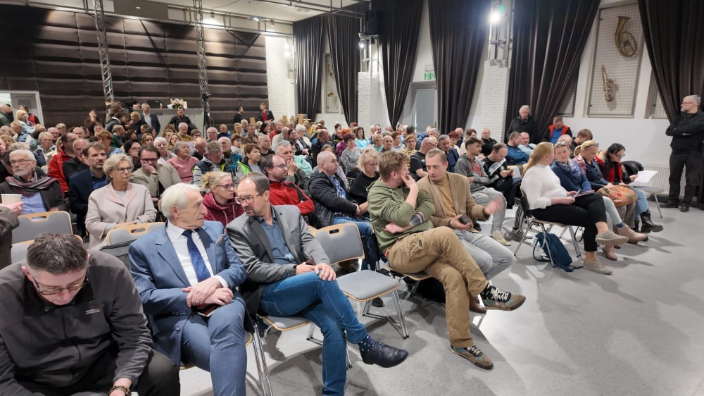 "Myślę, że będzie tutaj tylko piękniej". Jak odbudować Stronie Śląskie? Debatowali o tym mieszkańcy i eksperci - Mieszkańcy Stronia Śląskiego na spotkaniu dotyczącym odbudowy miasta. Fot: Jarosław Wrona / Radio Wrocław