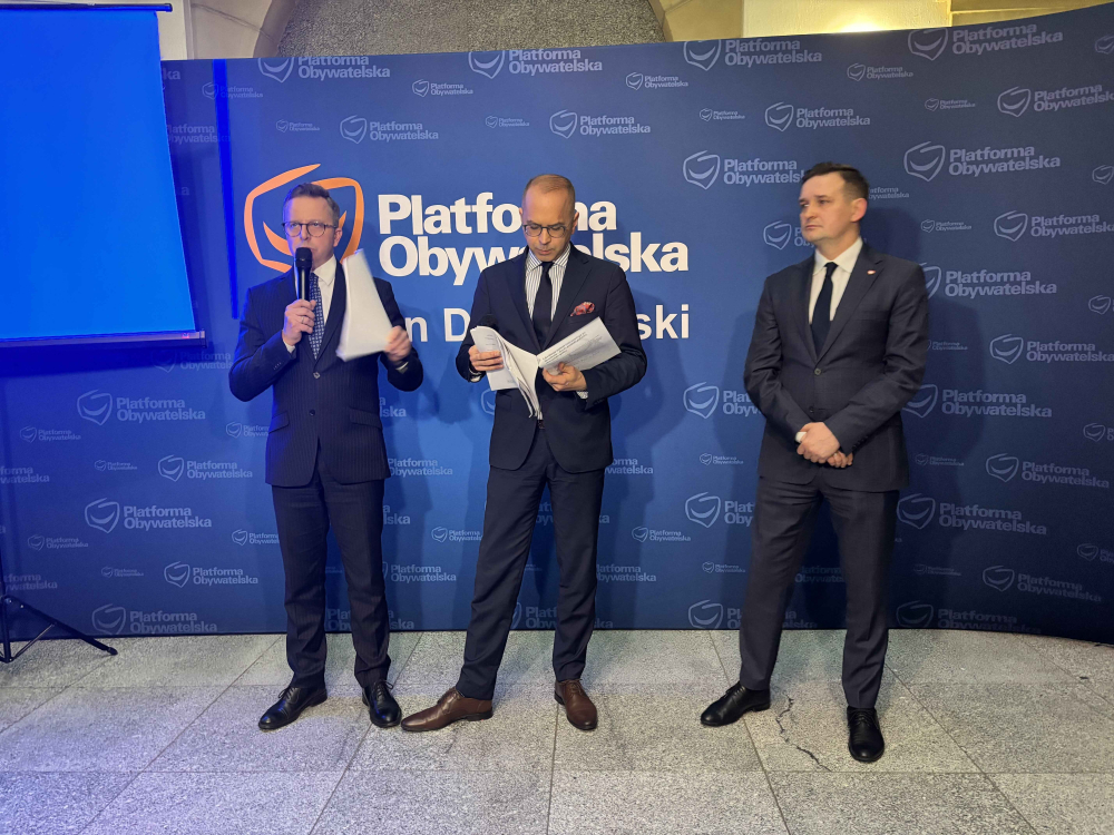 Dariusz Joński i Michał Szczerba we Wrocławiu. Europosłowie opowiadali o rozliczeniach rządu Zjednoczonej Prawicy - Od lewej: Dariusz Joński, Michał Szczerba, Michał Jaros. Fot: RW