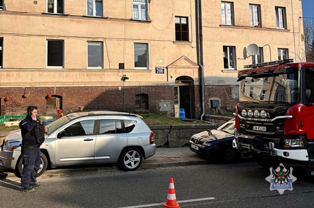 Mieszkańców kamienicy na Podgórzu obudził wybuch. Pijany sąsiad zapalił papierosa i wysadził własne mieszkanie - Wybuch na wałbrzyskim Podgórzu, fot. KMP Wałbrzych