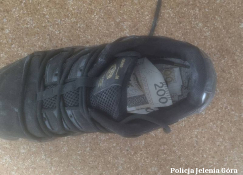 Ukradł 85 tysięcy złotych w gotówce. Pieniądze schował w bucie i koszu na śmieci - 0
