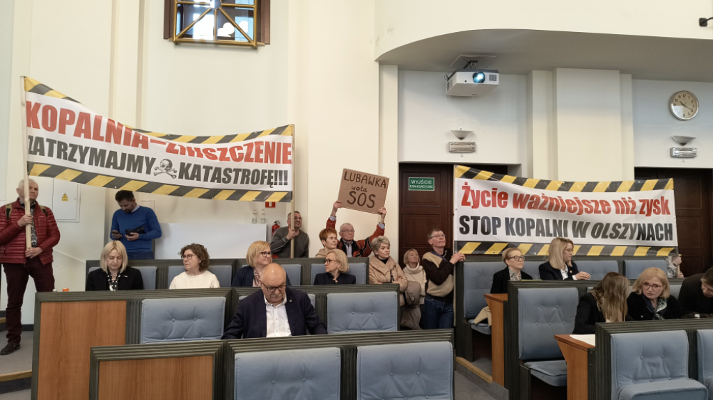 Protest na sesji sejmiku województwa dolnośląskiego. Mieszkańcy Lubawki nie chcą uruchomienia kopalni w Olszynach – Mieszkańcy Lubawki protestowali w sejmiku województwa dolnośląskiego. Fot: Piotr Kaźmierczak/ Radio Wrocław