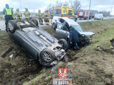 Zderzenie trzech samochod&oacute;w, jeden z nich wylądował na dachu. Poważny wypadek w Długołęce [ZDJĘCIA]