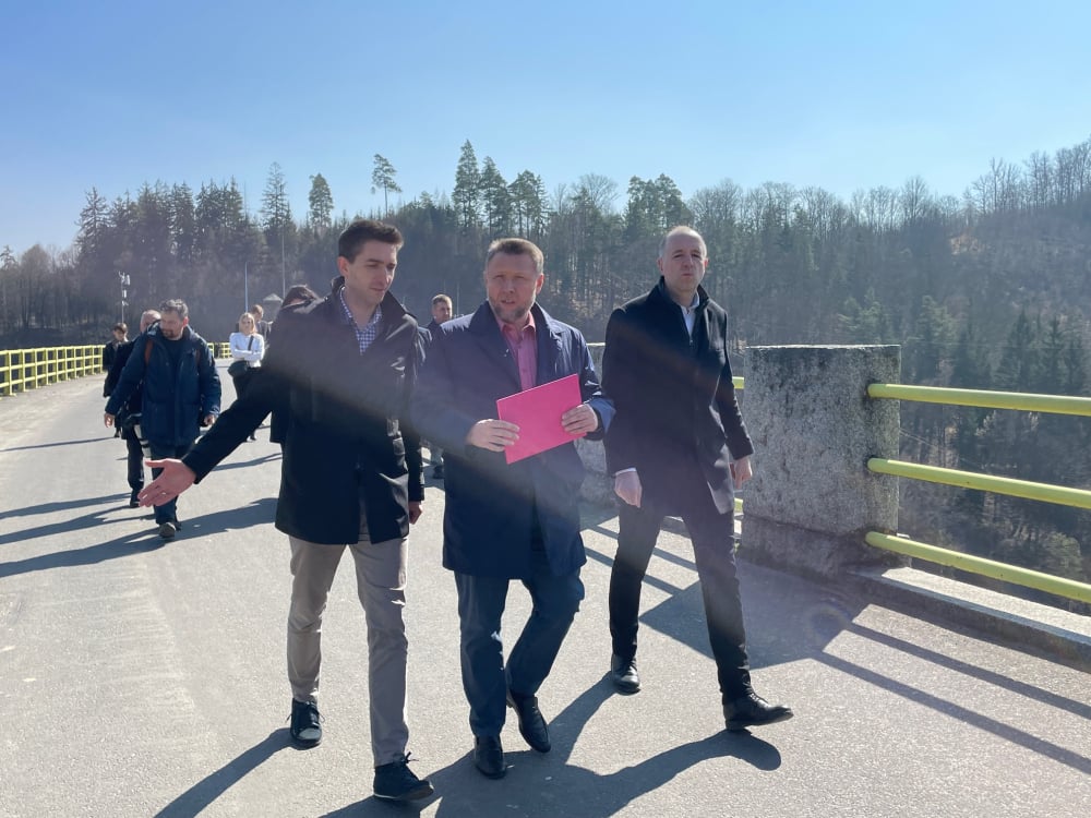 "Stan techniczny konstrukcji jest zadowalający". Wiemy, kiedy ruszy remont zapory w Pilchowicach - Minister Marcin Kierwiński na zaporze w Pilchowicach. Fot: Jakub Thauer/Radio Wrocław
