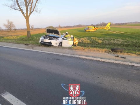 Zderzenie czterech samochodów na DK 8 w Kobierzycach! Trzy osoby ranne, lądował śmigłowiec LPR [ZDJĘCIA] - 0