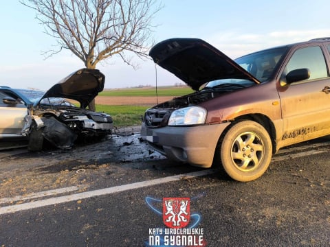 Zderzenie czterech samochodów na DK 8 w Kobierzycach! Trzy osoby ranne, lądował śmigłowiec LPR [ZDJĘCIA] - 1