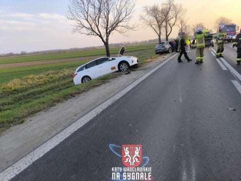 Zderzenie czterech samochodów na DK 8 w Kobierzycach! Trzy osoby ranne, lądował śmigłowiec LPR [ZDJĘCIA] - 3